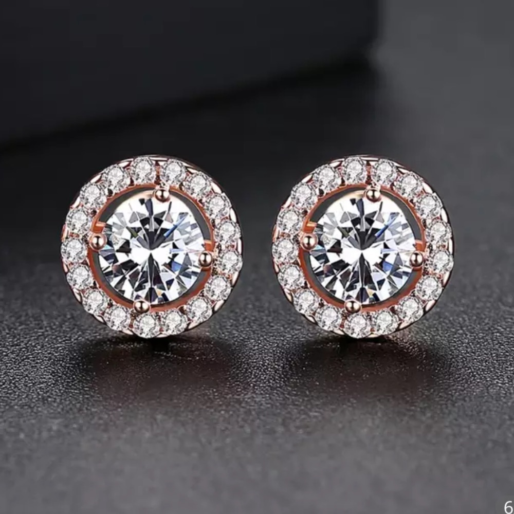 ¥ New 18K Rose Gold Diamond Round Stud Earrings